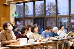 練習に真剣に向き合う女声の参加者たち