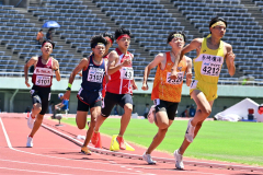 【男子８００メートル予選】十勝高校記録を上回る１分５３秒３１をマークした山田和生（右から３人目、帯柏葉）