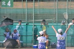 【女子団体戦決勝・共栄―更別中央】得点を奪いチームメートと喜ぶ共栄の北村夏歩（左）・松村律花組