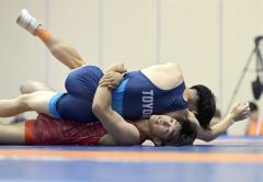 【学校対抗戦男子２回戦　帯北－豊浦】初のインターハイで１年生ながら勝利を挙げた帯北の京野（赤）