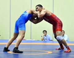 【学校対抗戦男子３回戦　帯北－土浦日大】初戦の黒星をばん回し、勝利した帯北の本山（赤）