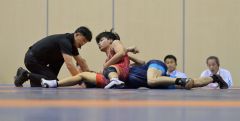 【学校対抗戦男子２回戦　帯北－豊浦】終始相手をコントロールし、フォール勝ちした帯北の田澤（赤）