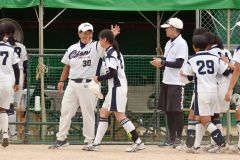 試合後、健闘した選手たちを笑顔でねぎらう帯大谷の坂本文子監督（左）＝金野和彦撮影