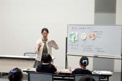 うちわ作りを説明する柴田さん