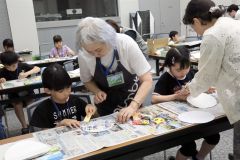 うちわ作りに挑戦する児童ら