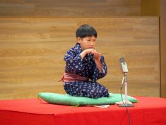 練習した噺が披露された子ども落語教室「百年亭」の落語会