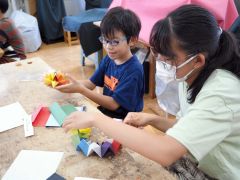 ペーパーアートに挑戦する子どもたち