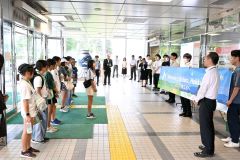 姉妹都市・松崎町の小学生が来帯　依田勉三の墓参りやスケート体験 3