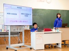 キャリア学習で講師に事業内容をプレゼンする生徒