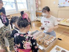 人気のドーナツを買い求める園児ら