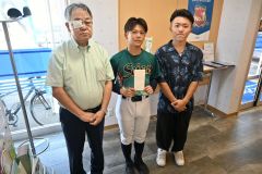 木村社長から寄付を受け取った（右から）山崎さん、佐藤さん