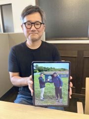 アメリカの友人（タブレット画像の右）と連携して十勝産食品の小口輸出を手掛ける阿部さん