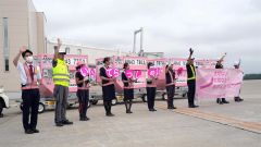 メッセージを伝えながら離陸機を見送るＪＡＬ職員
