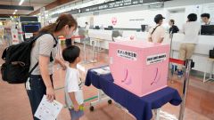 空港ロビーではミニチュアコンテナなどを展示