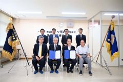 協定を交わした大山学園長（前列左から２人目）と清水理事長（同３人目）ら