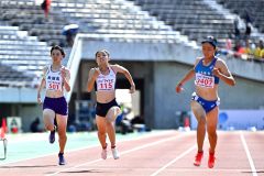 【女子２００メートル決勝１組】１００メートル王者松本真奈（右、広島皆実）と同組となり激しく競り合った山崎心愛（中央、旭川志峯―共栄中出）