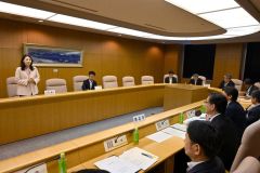 帯広市から要望を聞き取った政策懇談会。左は石川衆院議員