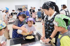 親子や兄弟で協力して給食メニューの調理に挑戦する参加者