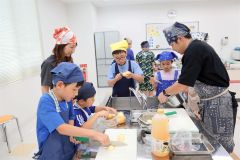 親子や兄弟で協力して給食メニューの調理に挑戦する参加者