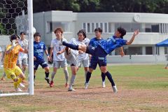 スカイアース首位堅持　日本製鉄室蘭に４―０　サッカー道リーグ８節