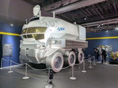世界初公開された月面探査車の実物大模型。圧倒的な存在感を放っていた