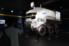 世界初公開された月面探査車の実物大模型。圧倒的な存在感を放っていた