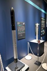 ＩＳＴが開発するロケット「ゼロ」の模型（左）