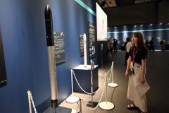 月面探査車の実物模型登場　ＩＳＴロケット開発も紹介　深宇宙展
