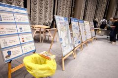 会場に展示された携帯トイレとハザードマップ