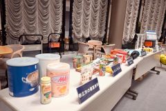 会場に展示された市の備蓄食料