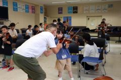 児童ら生徒と交流しながらバイオリンに挑戦　音更