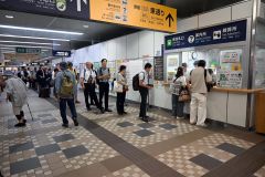 津波警報を受け特急などが運休となったＪＲ。帯広駅の窓口にも問い合わせる乗客たちが列をつくった（３０日午後１時半ごろ）