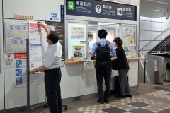 津波警報を受け特急などが運休となったＪＲ。帯広駅の窓口にも問い合わせる乗客たちが列をつくった（３０日午後２時ごろ）