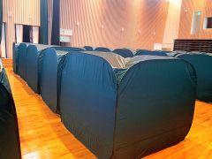 豊頃町のえる夢館には、パーテーションとベッドが設置された