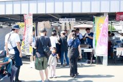 １８事業所が出店しにぎわう会場