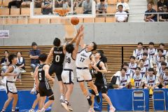 【１回戦・白樺学園―東海大付属諏訪】第３クオーター、リバウンドを奪い合う白樺学園の佐々木晃太（白色ユニホーム、（１７））＝金野和彦撮影
