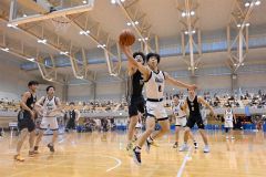 【１回戦・白樺学園―東海大付属諏訪】第３クオーター、リバウンドを奪う白樺学園の古川心大（白色ユニホーム、手前）＝金野和彦撮影