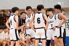 第３クオーター、ベンチ前で選手に指示を出す、白樺学園の宮下真和コーチ（左から２人目）＝金野和彦撮影