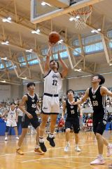【１回戦・白樺学園―東海大付属諏訪】第２クオーター、シュートを決める佐々木晃太（白色ユニホーム）＝金野和彦撮影