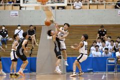 【１回戦・白樺学園―東海大付属諏訪】第１クオーター、リバウンドを弾き相手の攻撃を断ち切る白樺学園の齊藤煌空（白色ユニホーム、右から２人目）＝金野和彦撮影