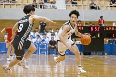 【１回戦・白樺学園―東海大付属諏訪】第１クオーター、ドリブルで攻め上がる白樺学園の中西英大主将（白色ユニホーム）＝金野和彦撮影