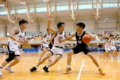 【１回戦・白樺学園―東海大付属諏訪】第４クオーター、自軍のゴール前を守る佐々木晃太（白色ユニホーム、中央）＝金野和彦撮影