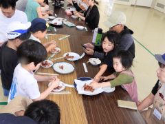 ウチダザリガニを試食する参加者

