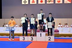 【女子個人戦表彰式】２年生ながら５０キロ級で準優勝を果たした荒川笑舞（右）