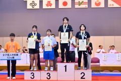【女子個人戦表彰式】女子６２キロ級を制し、最優秀選手に選ばれた野口紗英（右から２人目）