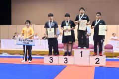 【男子個人戦表彰式】６５キロ級で準優勝を果たした野口佳（右）双子同時優勝は逃したが、堂々とした戦いぶりを披露した