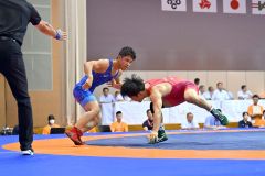 【個人戦男子６５キロ級準々決勝】相手選手の攻撃を巧みにかわして大量リードを守って勝利した野口佳（青）