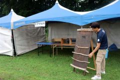 飲食店関係者が設営準備を進めた