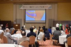 卒業生を巡るツアーの発表が行われた