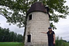 山のばあちゃんちの敷地内のサイロをサウナ化する計画を紹介する小野寺オーナー